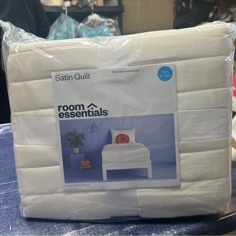 Room Essentials ivory Quilt - Picture 3 of 4